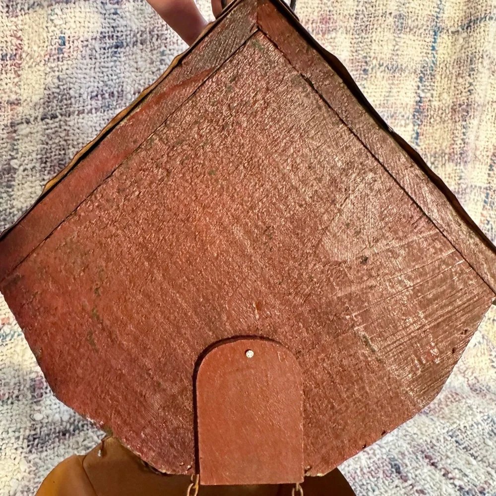 Rustic Brown Birdhouse with Leaf Design & Metal Tray for Birdseed NWOT